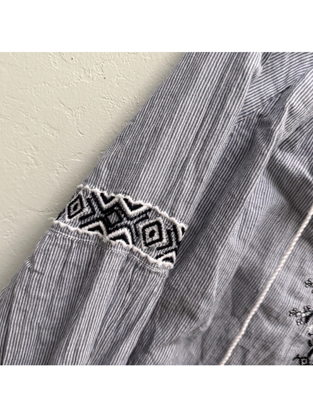 Abercrombie & Fitch Womens gypsy top medium Embroidered Peasant Blouse - Gray A2 - Picture 2 of 8
